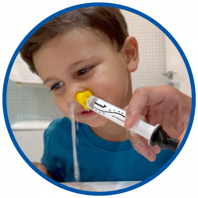 Viralizam vídeos de lavagem nasal de bebês e crianças