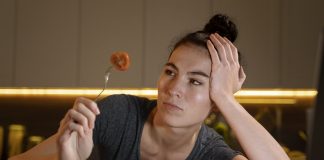 Ansiedade pode desencadear descontrole alimentar