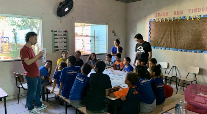 Crianças e adolescentes recebem aulas gratuitas de animação e desenho em MG