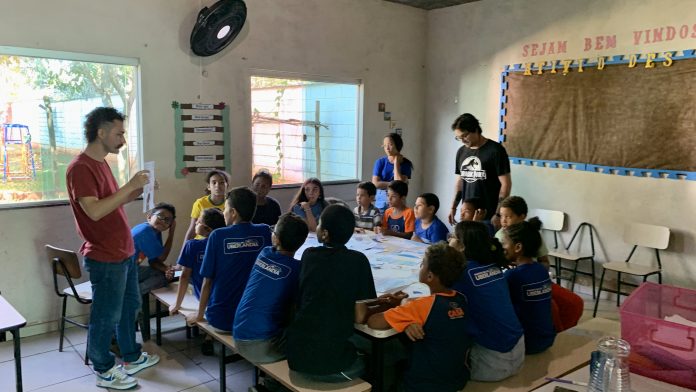 Crianças e adolescentes recebem aulas gratuitas de animação e desenho em MG Crianças e adolescentes recebem aulas gratuitas de animação e desenho em MG