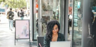 Crise em áreas do varejo abre espaço para negócios voltados a serviços Crise em áreas do varejo abre espaço para negócios voltados a serviços