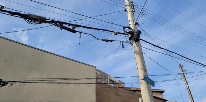 Botucatu: CPFL Paulista realiza ação de retirada de cabos clandestinos e de empresas sem contrato