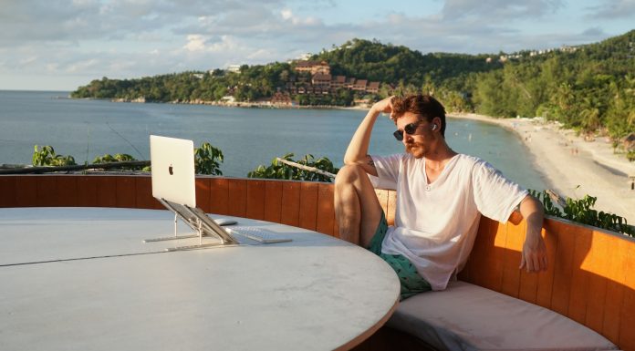 Documentário visa desmistificar nômades digitais Documentário visa desmistificar nômades digitais