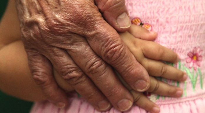 Dádivas entre gerações cultiva as conexões familiares e cultura de doação Dádivas entre gerações cultiva as conexões familiares e cultura de doação