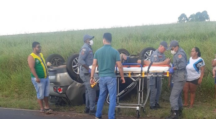 Botucatu: Após capotamento na Alcides Soares, motorista foge e passageiro fica ferido