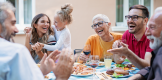Cuidar de si e estar cercado pela família é considerado sinônimo de felicidade