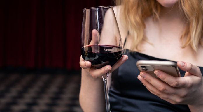 E-commerce de vinhos lança campanha inspirada na declaração do IRPF
