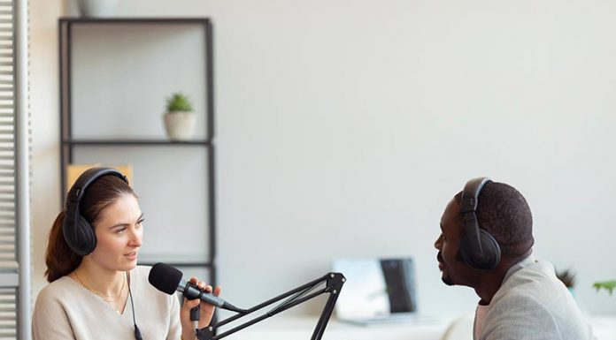 Empresas começam a investir em podcast