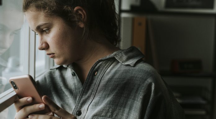 Tempo de tela eleva os níveis de ansiedade em adolescentes