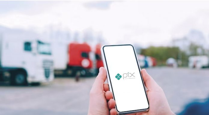 Nova lei permite que caminhoneiros recebam frete pelo PIX