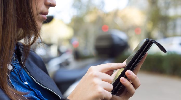 Aplicativo alerta usuários sobre pagamento de licenciamento