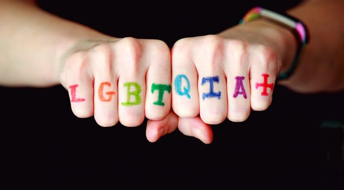 Empresas abraçam a comunidade LGBTQIAP+ e buscam aumentar a diversidade