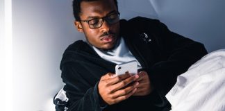 Celulares e redes sociais contribuem para a insônia