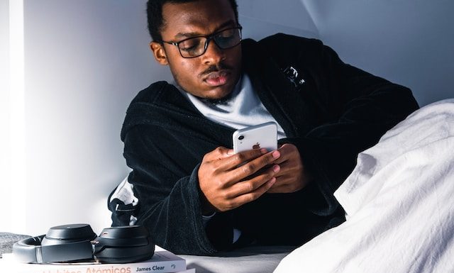 Celulares e redes sociais contribuem para a insônia Celulares e redes sociais contribuem para a insônia