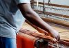 Confecção de tapetes artesanais apoia a sustentabilidade