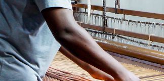 Confecção de tapetes artesanais apoia a sustentabilidade Confecção de tapetes artesanais apoia a sustentabilidade