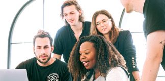 Gerações Y e Z ainda preferem varejo físico; como strip malls se enquadram nisso Gerações Y e Z ainda preferem varejo físico; como strip malls se enquadram nisso