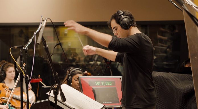 Compositor une heavy metal, baião e orquestrações de cinema