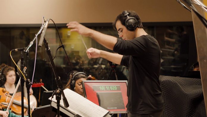 Compositor une heavy metal, baião e orquestrações de cinema Compositor une heavy metal, baião e orquestrações de cinema