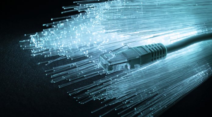 Cabo de fibra óptica alcança 1,7 petabits em 67 quilômetros Cabo de fibra óptica alcança 1,7 petabits em 67 quilômetros
