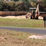 Botucatu: Caminhão carregado de areia tomba na Rondon