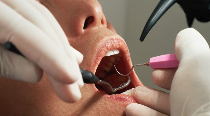 Medicamentos anticolinérgicos podem causar xerostomia, alerta estudo