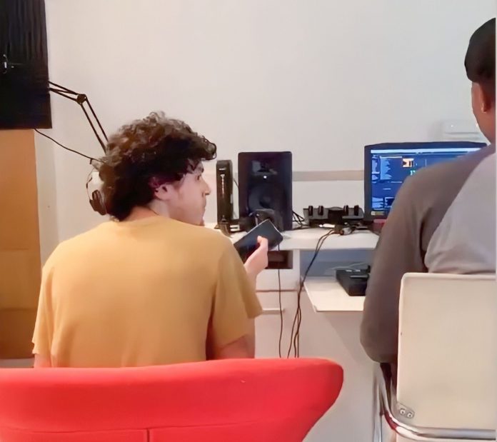 Cantor pop lança EP inspirado nos “anos 2000” Cantor pop lança EP inspirado nos “anos 2000”