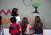 Crianças pintam muro em ação de casa de eventos em BH