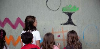 Crianças pintam muro em ação de casa de eventos em BH Crianças pintam muro em ação de casa de eventos em BH