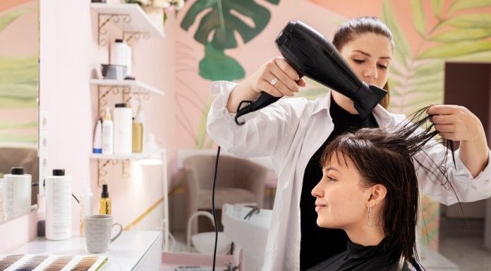 Brasil tem o 4º maior mercado de beleza e cenário favorece profissionais da área Brasil tem o 4º maior mercado de beleza e cenário favorece profissionais da área