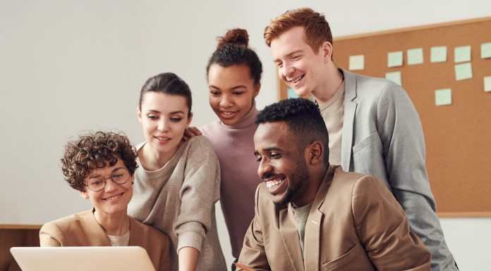 Empresa de software mantém 85% de engajamento com hub de soluções