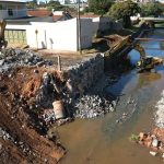 Botucatu: Ponte da Rua Prefeito Tonico de Barros foi demolida na segunda etapa de Revitalização das margens do Lavapés