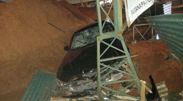 Acidente em Botucatu: Carro atinge estrutura metálica em área de construção