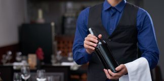 Evino lança campanha inspirada no Dia do Garçom