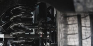 Problemas nos amortecedores podem ser percebidos durante a condução do veículos