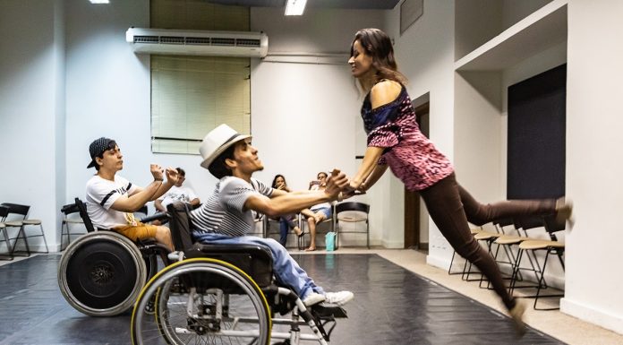 Jaime Arôxa comanda aulas de dança de salão para cadeirantes