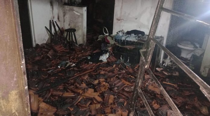 Botucatu: Casa fica destruída após incêndio na Cohab 1. Fogo foi causado por uso de vela