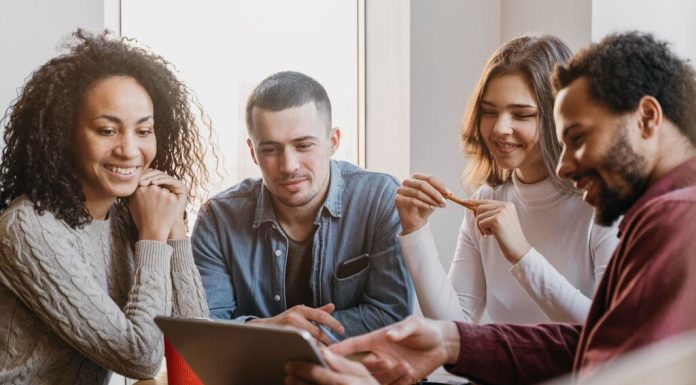 Mercado de trabalho requer novas habilidades e competências dos profissionais Mercado de trabalho requer novas habilidades e competências dos profissionais