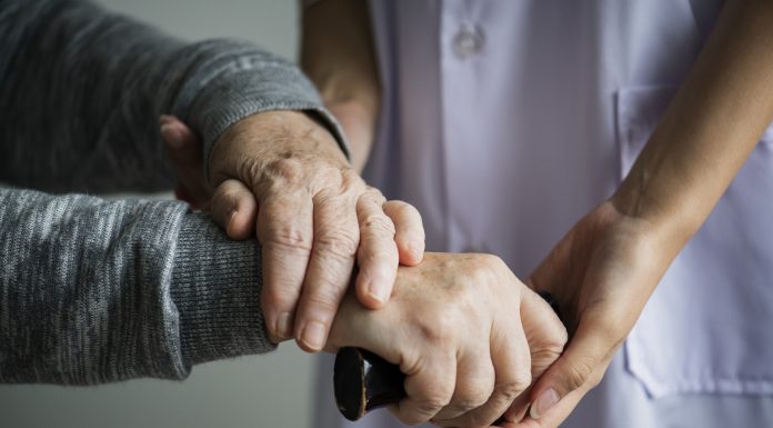 Envelhecimento populacional pode aumentar demanda por cuidadores de idosos