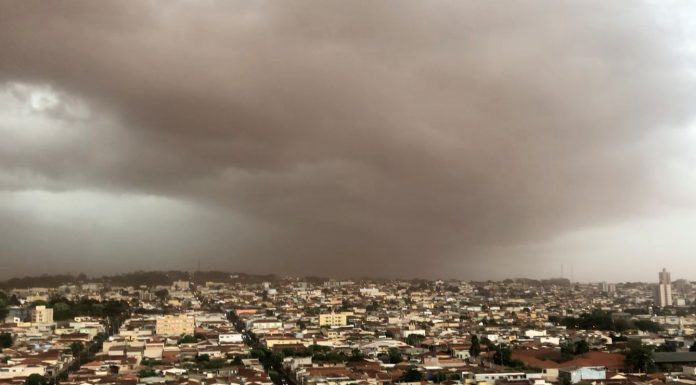 Moradores do interior de SP são surpreendidos por tempestade de poeira: Botucatu também foi atingida. Entenda a causa