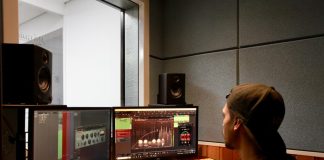 Audiolivro amplia participação no mercado com ouvinte-leitor