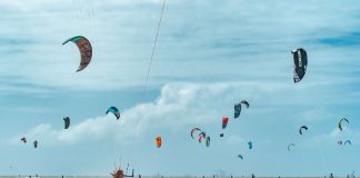 Kitesurfistas dão volta ao mundo retirando lixo dos oceanos Kitesurfistas dão volta ao mundo retirando lixo dos oceanos