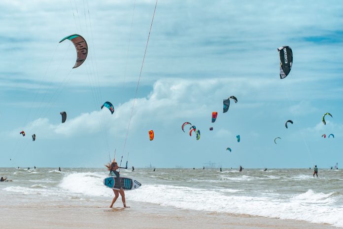 Kitesurfistas dão volta ao mundo retirando lixo dos oceanos