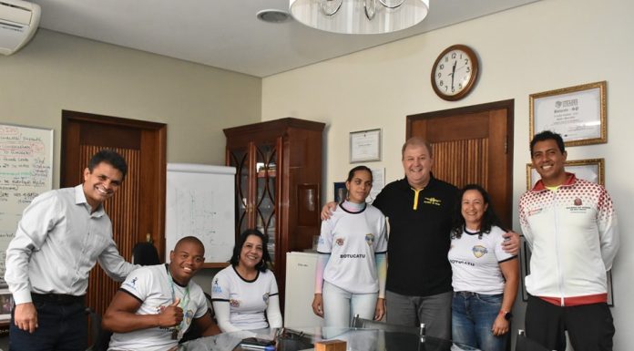 Botucatu: Prefeito recebe atletas e treinadores da Cidade que estiveram no Meeting Paralímpico de Atletismo