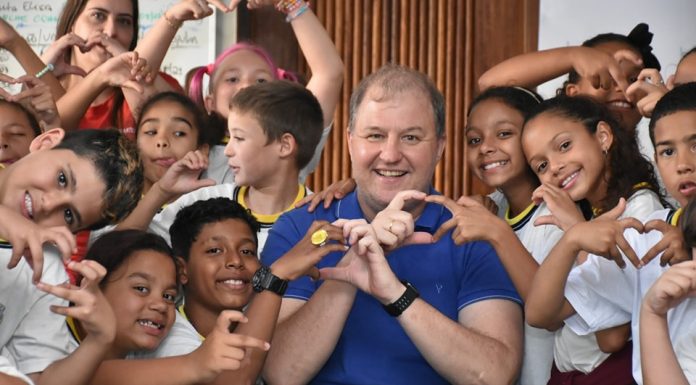 Botucatu: Prefeito recebe alunos do Jardim Monte Mor para “aula prática” no Gabinete