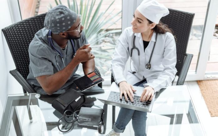 Médicas recebem menos da metade de salários dos homens Médicas recebem menos da metade de salários dos homens