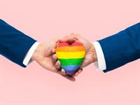 Lei que proíbe casamento homoafetivo tramita no Congresso