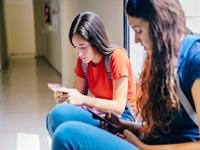 Estudo avalia uso de celulares durante horas escolares
