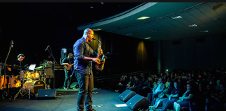 Saxofonista Angelo Torres faz show instrumental no teatro Eva Wilma em São Paulo