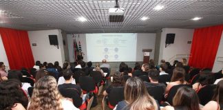 Alunos de medicina apresentam relatos de experiência